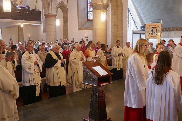 Priester und Messdiener vor dem Auszug aus der Kirche