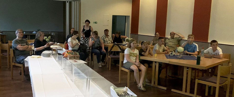 Der "harte Kern" zu später Stunde vor dem EM-Fußballspiel