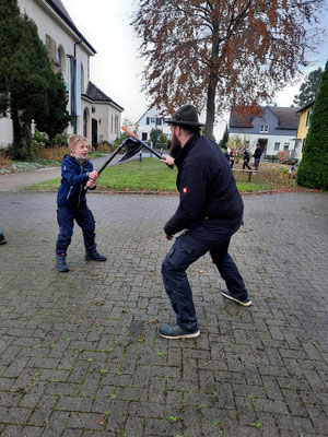Spiel auf dem Kirchplatz