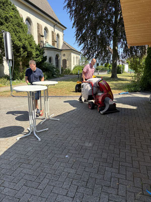 Bei der morgendlichen Kirchplatzreinigung