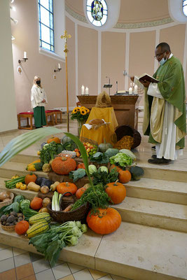 Pastor Dominik Ekweariri segnet die Früchte