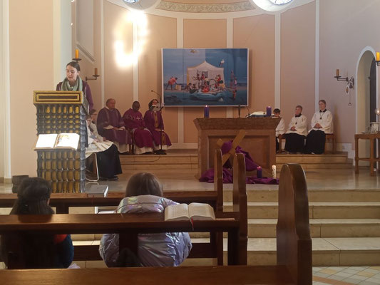 Pastoralreferentin Elena Giannis trägt die Lesung vor