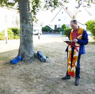 Pfr. Holger Schmitz spricht den Reisesegen