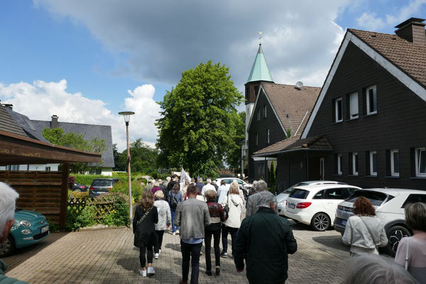 Prozession zurück zur letzten Statio in der Kirche
