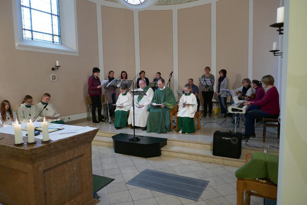 Zahlreiche Messdiener, der Kreis für junge Musik und Diakon Thomas Becker zusammen mit Pfarrer Holger Schmitz während der Messe