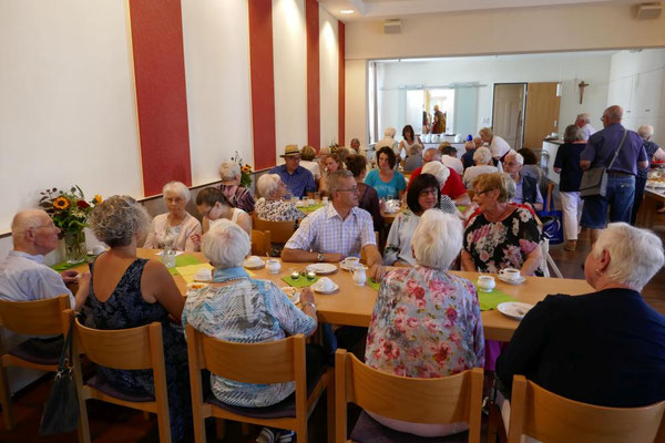 Bei Kaffee und Kuchen im Gmeindeheim