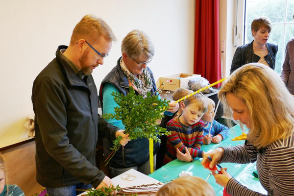 Beim Palmstockbasteln