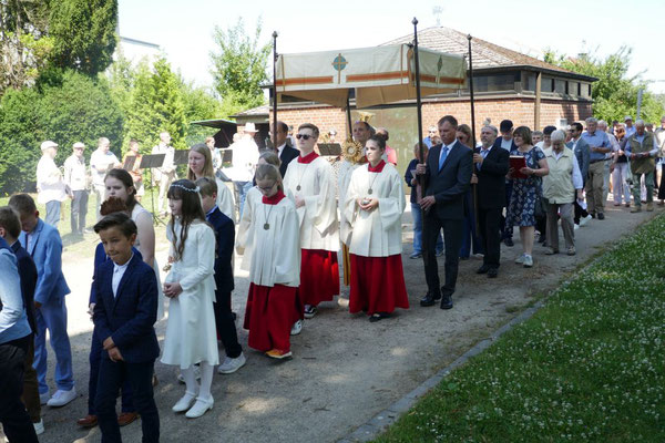 Prozession auf dem Friedhof
