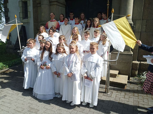 Kommunionkindergruppe nach der Feier auf der Kirchentreppe