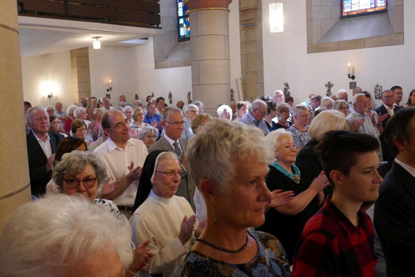 Gemeinde beim Festgottesdienst