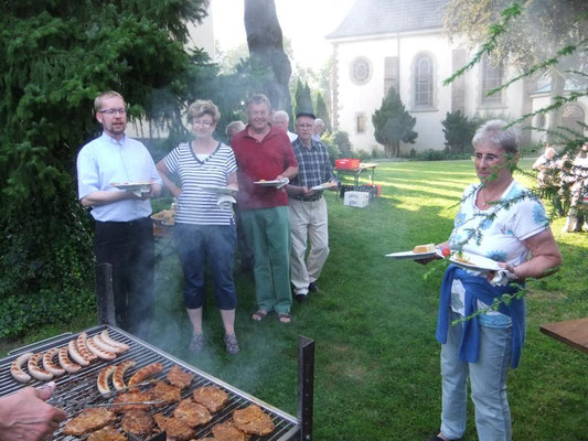 Beim Grillen in Pastors Garten 2014