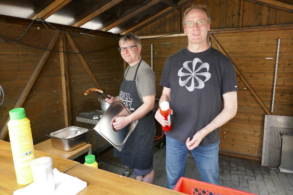 Männer vom Würstchenstand