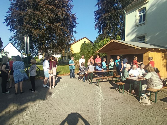 Nach der Messe Treffen auf dem Kirchplatz