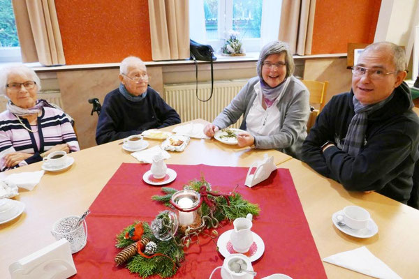 Kaffee und Kuchen vertragen sich nebem dem Grünkohlteller