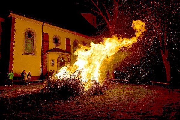 Hell loderendes Osterfeuer