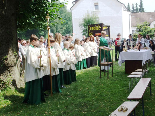 Hl. Messe auf Kirchwiese beim Gemeindefest 2013