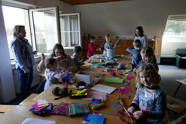 ... Bastelarbeiten der Kinder