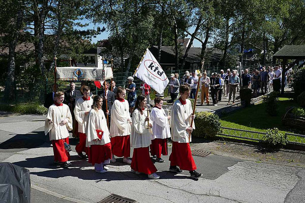 Prozession zum Friedhof