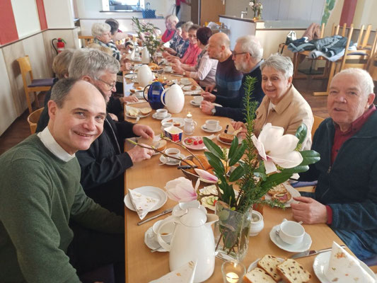 Das Foto zeigt die an der Frühstückstafel im Gemeindeheim sitzenden Gäste