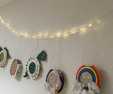 Selbst gebastelte Laternen und Schmuck