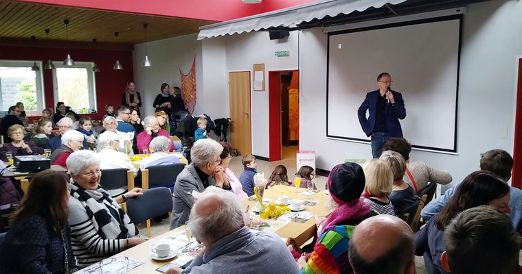 Gemeinderats-Vorsitzender Michael Schwermann begrüßt die Teilnehmer