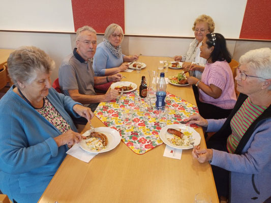 Beim Essen, Trinken und bei Gesprächen am Tisch