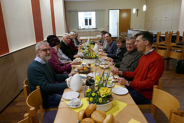 Beim gemeinsamen Frühstück im Gemeindeheim