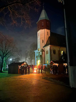 Kirchplatz im Feuerschein