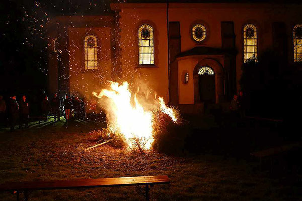 Das große Osterfeuer der Pfadfinder auf der Kirchwiese