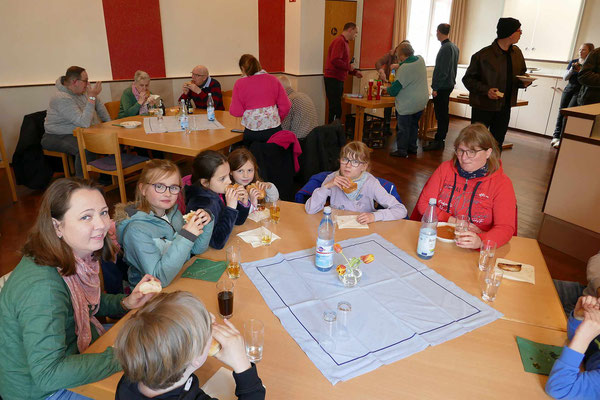 Erfreulich viele Kinder sind auch dabei