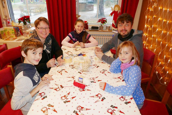 Beim Basteln mit Kindern