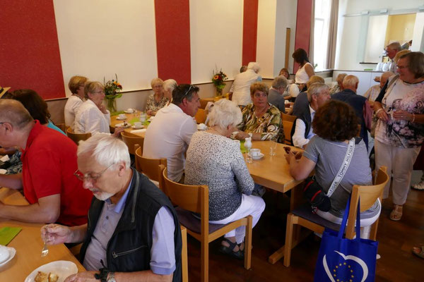 Bei Kaffee und Kuchen im Gmeindeheim