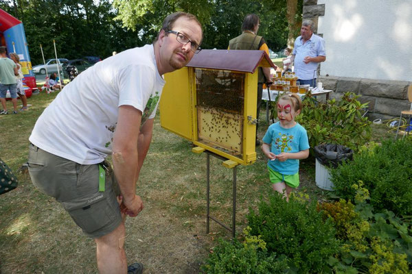 Beim Bienenstand...