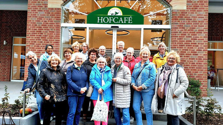 Gruppe am späten Nachmittag vor dem Hofcafé Hagedorn
