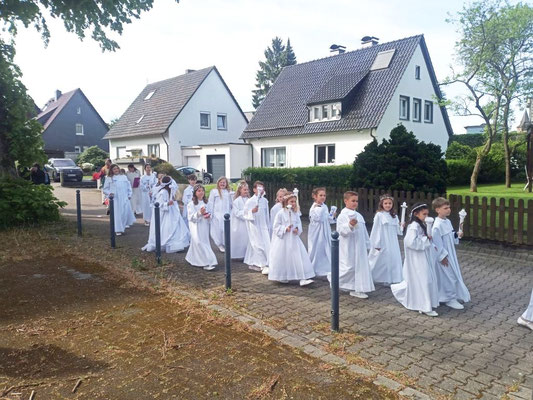 Die Prozession der Kommunionkinder über die Kortenstraße zur Kirche hin