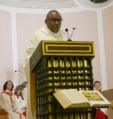 Dominik Ekweariri steht am Ambo und verkündet das Evangelium