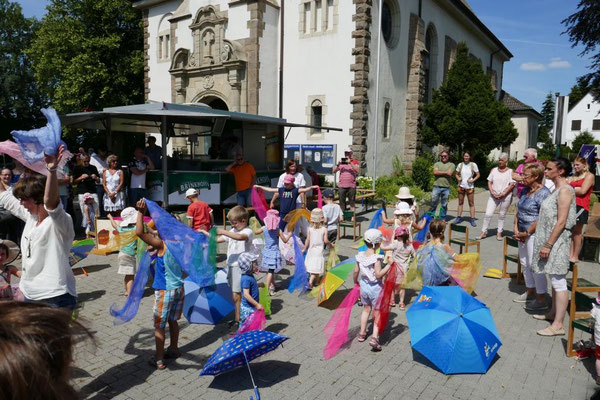Kinder spielen die Geschichte von der "Raupe Nimmersatt"