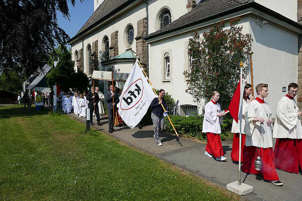 Start der Fronleichnamsprozession zum Friedhof