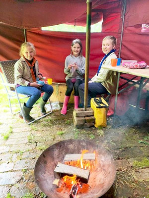 Aufwärmen am "Lagerfeuer"