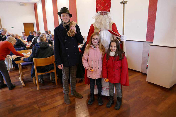 Zwei Mädchen freuen sich über den Besuch des Nikolauses