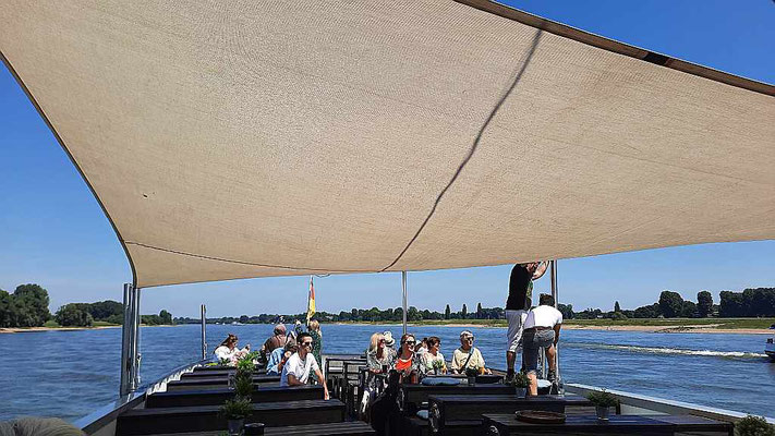 Blick über Achtern auf den Rhein und die umliegende Landschaft