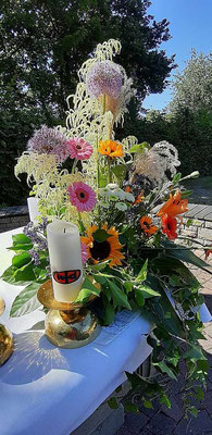 Blumenschmuck auf dem Friedhofsaltar