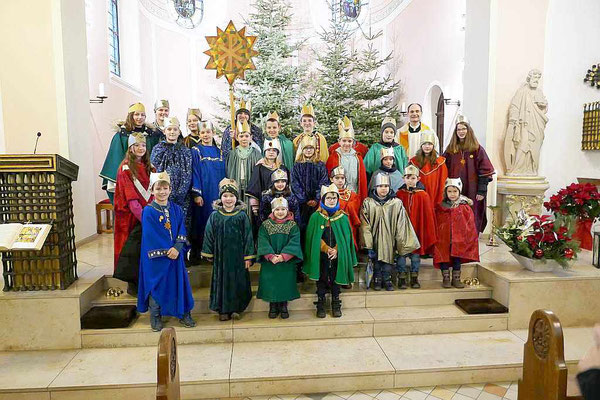 Sternsinger auf den Altarstufen