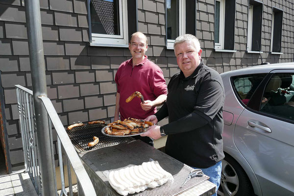 Die Grillmeister bereiten den Mittagsimbiss vor