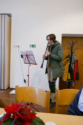 Solist trägt auf Klarinette gespielete Weihnachtslieder vor
