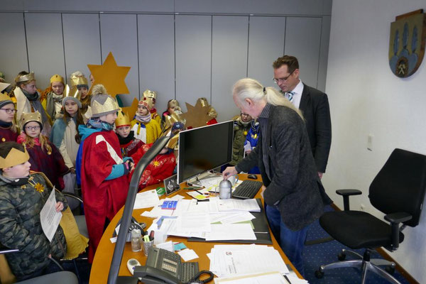 Ulli Winkelmann "füttert" die Sternsinger-Sammelbüchse
