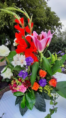 Der von der kfd gespendete Blumenschmuck...