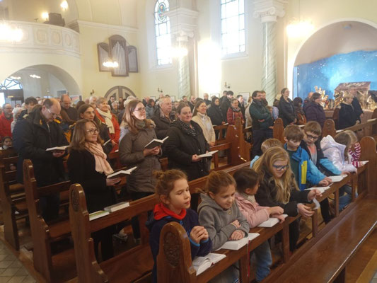 Foto zeigt die mit Gläubigen gut besuchte Kirche