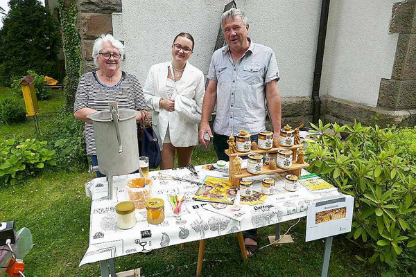 Familie Bulla am "Bienenstand"