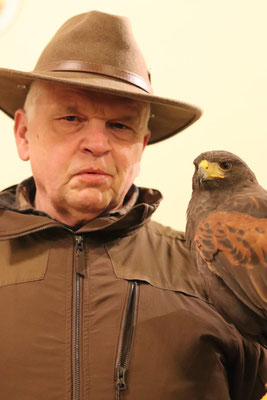 Herr Wilms mit amerikanischem Wüstenbussard